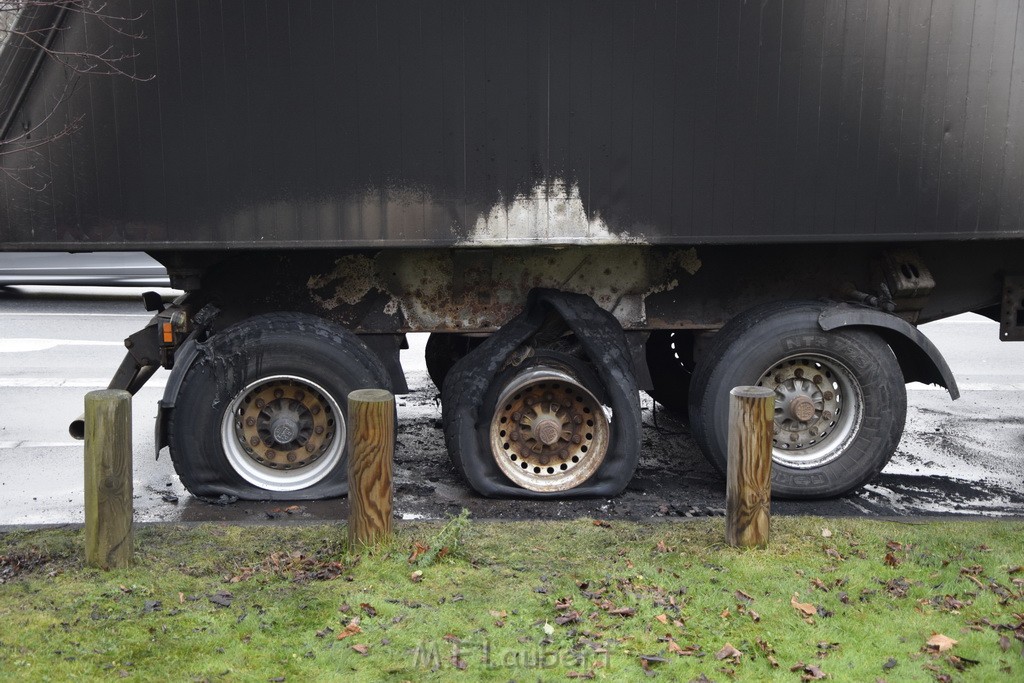 Auto 1 Reifenbrand LKW Koeln Porz Gremberghoven Ratherstr P18.JPG - Miklos Laubert